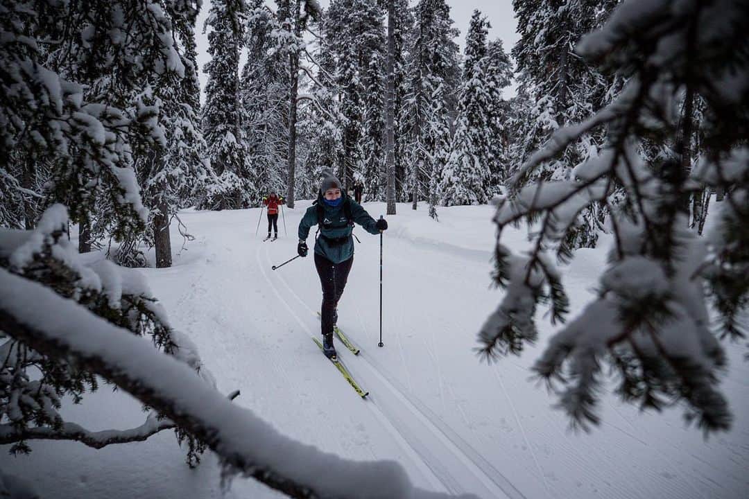 Suuntoさんのインスタグラム写真 - (SuuntoInstagram)「XC skiing is the most popular winter activity in 🇫🇮 so the #SuuntoSummit participants had to try it out 😉 It’s amazing tracks here in @visityllas and the landscape is just 👌🏻 Have you ever tried winter fat biking? How about ice bathing? 🥶 Great times here in the North... 📸: @philippreiter007」1月19日 16時32分 - suunto