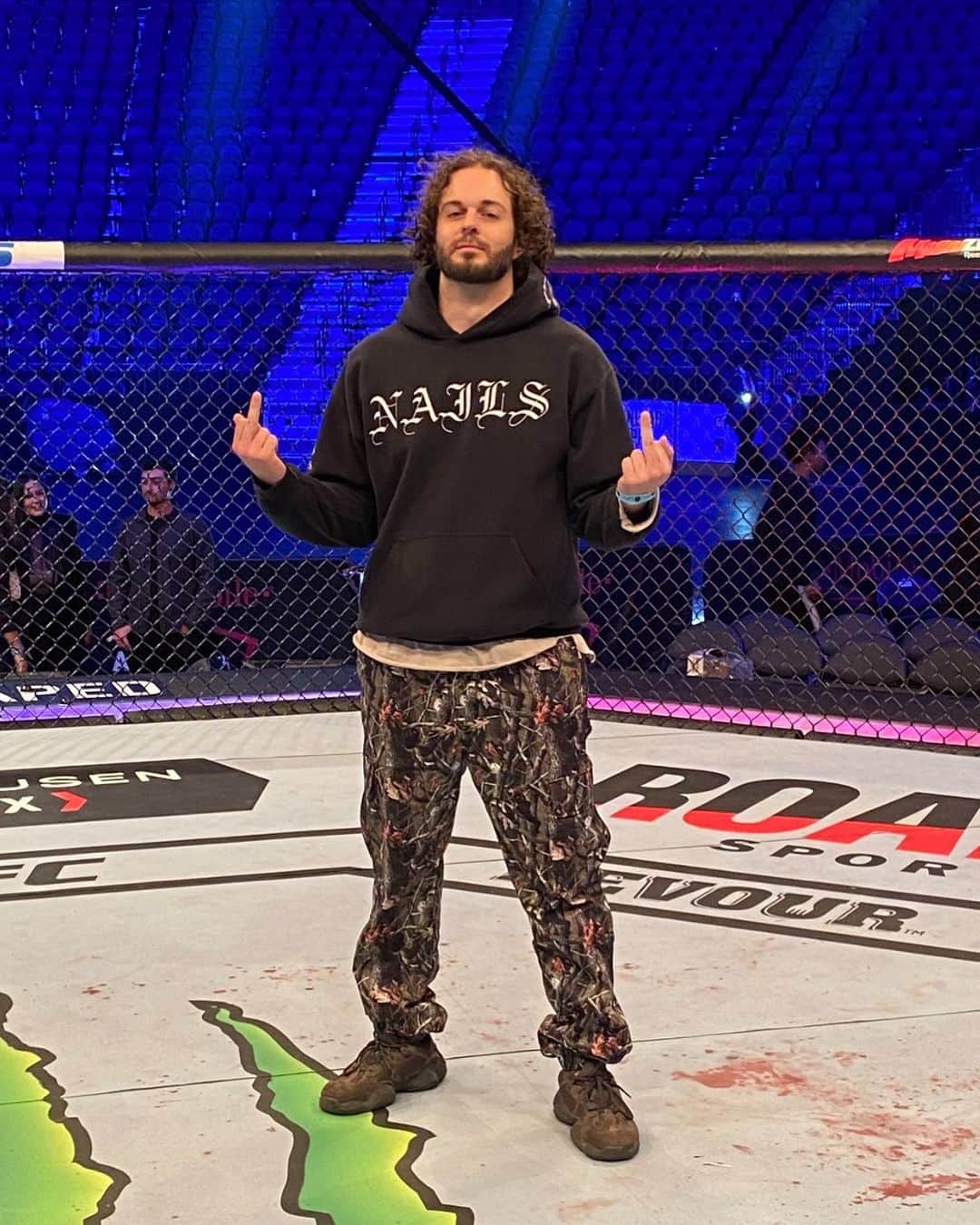 カーティス・ルポールのインスタグラム：「Fight me」
