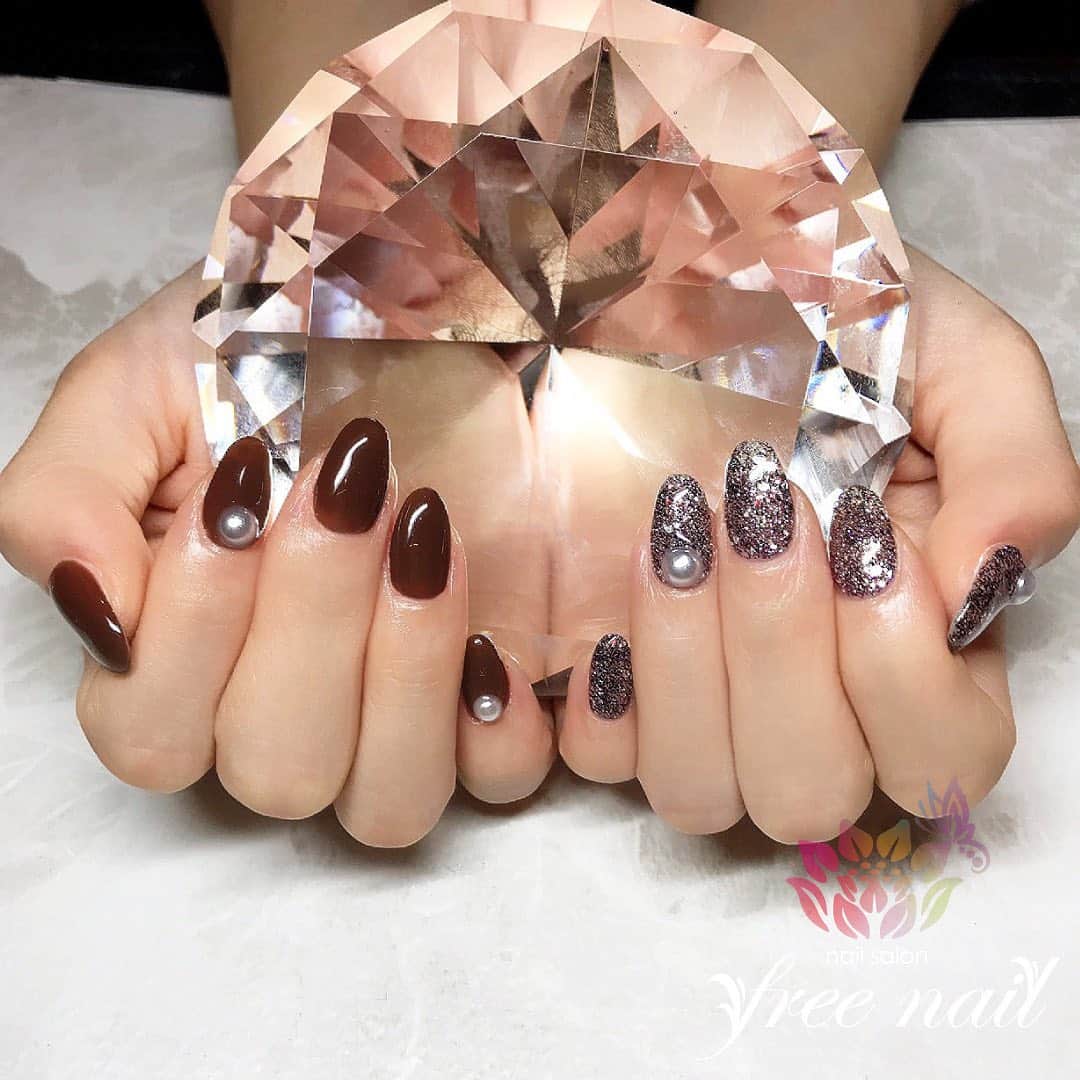 free nail フリーネイルのインスタグラム：「. お客様ネイル💅🏻❄️ . アシメネイル🎭✨ . シンプルデザイン🪐 . ご来店ありがとうございました🙇🏻‍♀️🙇🏻‍♀️🙇🏻‍♀️💗 . #ネイルアート #ジェルネイル #ネイルサロン #大阪ネイルサロン #ネイルデザイン #ネイルチェンジ #アシンメトリーネイル #アシメネイル #グリッターネイル #ワンカラーネイル #パールネイル #ブラウンネイル #ギラギラネイル #デザインネイル #トレンドネイル #シンプルネイル #大人ネイル #冬ネイル #winternails #nailsart #nailsdid #美甲 #日式美甲 #日式美甲胶 #日本美甲师 #日本美甲老师 #美甲上课 #日本胶 #フリーネイル #freenail」