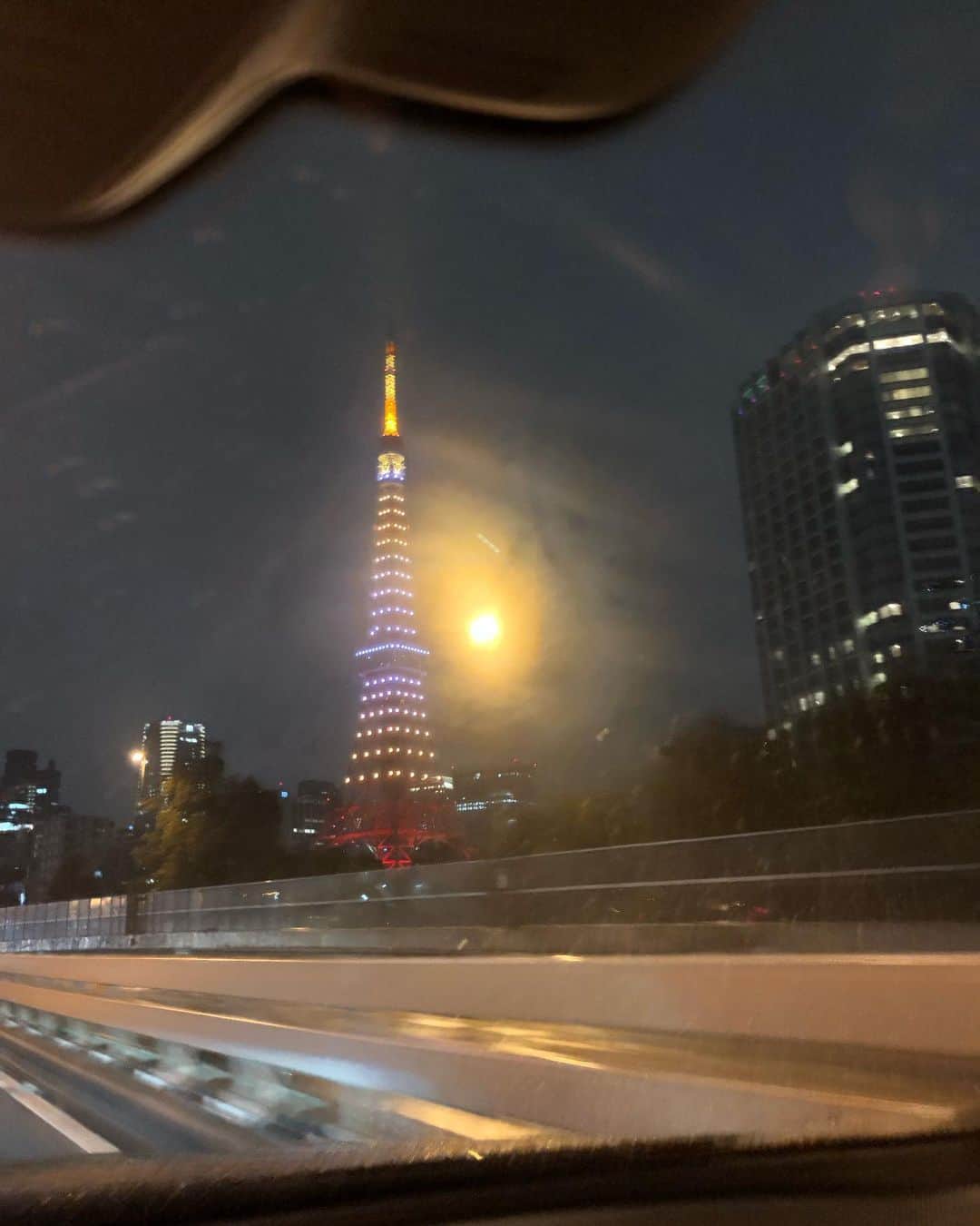 英玲奈さんのインスタグラム写真 - (英玲奈Instagram)「昨夜の東京タワー。 すごく綺麗な色だったんだけど、 何カラーだったのかなぁ？ #東京タワー」1月19日 16時48分 - erena_erenyan