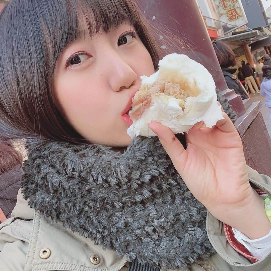 鈴木のぞみのインスタグラム：「撮影で横浜中華街にー✨﻿ おいしいものたーくさん食べたよ！！﻿ 美味しかったー！！ ﻿ ﻿ 寒い季節に熱々なものはいつも以上に幸せ感じるね！！ ﻿ ﻿ #中華街　#食べ歩き　#天心　#おいしいもの巡り」