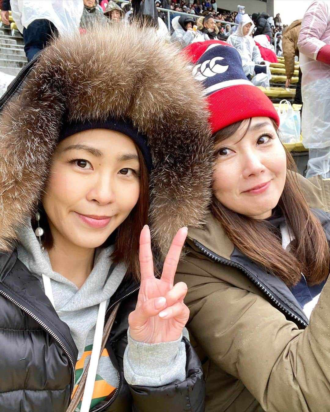 坂元美香さんのインスタグラム写真 - (坂元美香Instagram)「肝心な試合の投稿してませんでした😅 . ダイナボアーズvsキャノン サントリーサンゴリアスvsNTTコム . 雪の中の観戦は初😅 恐ろしく寒かったけどやっぱりおもしろい！ . 今朝のサンデーLIVEではインタビュー使ってもらえてました😆昨年のRWCに続き、今年もちょいちょいテレビに映る謎のラグ女二人…コンビ名作ろうかな🙄 . #ラグビー #ラグビートップリーグ #ラグ女 #ラグビー女子 #にわか #rugby #カンタベリー #Canterbury #サンデーLIVE #坂元ラグビー観戦 #坂元スポーツ観戦記2020」1月19日 16時59分 - mika_saka