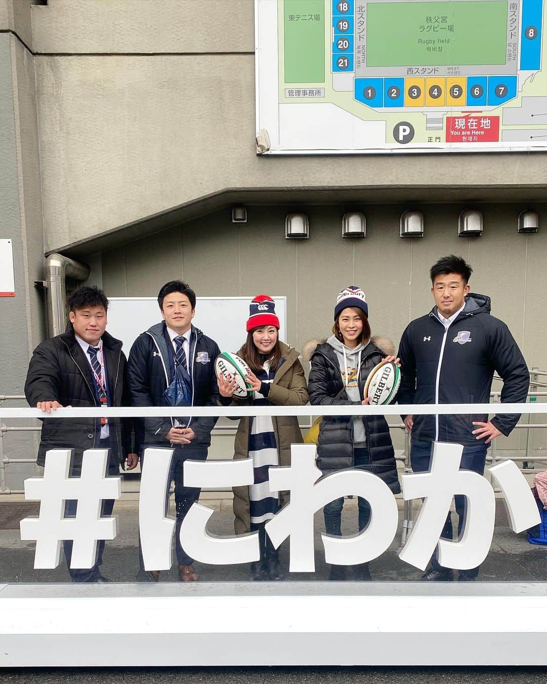 のインスタグラム：「肝心な試合の投稿してませんでした😅 . ダイナボアーズvsキャノン サントリーサンゴリアスvsNTTコム . 雪の中の観戦は初😅 恐ろしく寒かったけどやっぱりおもしろい！ . 今朝のサンデーLIVEではインタビュー使ってもらえてました😆昨年のRWCに続き、今年もちょいちょいテレビに映る謎のラグ女二人…コンビ名作ろうかな🙄 . #ラグビー #ラグビートップリーグ #ラグ女 #ラグビー女子 #にわか #rugby #カンタベリー #Canterbury #サンデーLIVE #坂元ラグビー観戦 #坂元スポーツ観戦記2020」