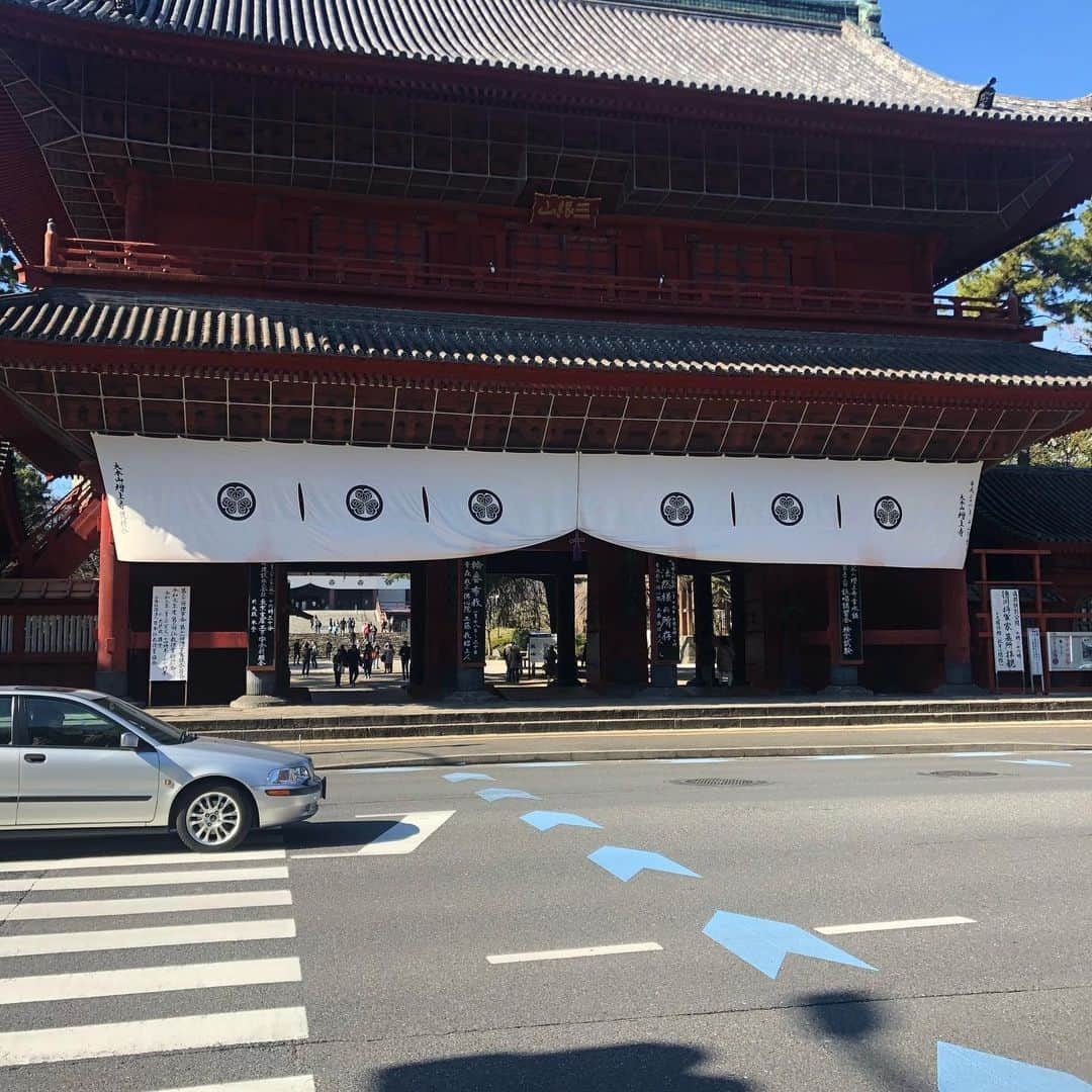 中村祐太のインスタグラム：「弾丸パワースポット巡りしてきました‼️ 徳川家が眠る寺増上寺❗️ 勝運が上がるみたい⤴️ 最強の神社の小網神社❗️ 強運を掴めるみたい⤴️ あまり験担ぎはしないタイプなんですけど験を担いでみようと思った今日この頃です^ ^笑  目標は高く志し高く‼️ 皆さん験担ぎしてみよう👍  #東京#増上寺#小網神社#徳川家 #勝運#強運#最強#パワースポット #他にもパワースポットあったら教えてください❗️」