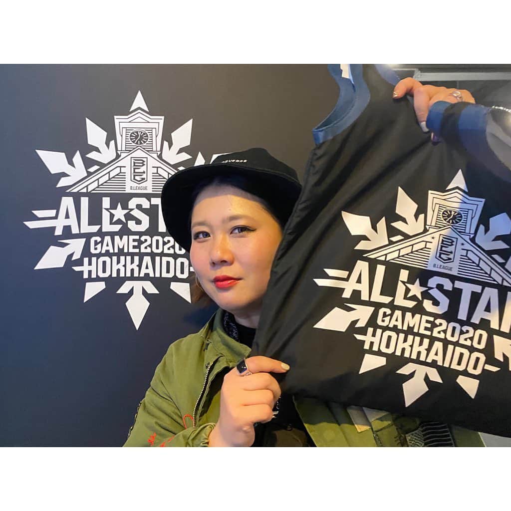 林唯衣さんのインスタグラム写真 - (林唯衣Instagram)「待ちに待った北海道でのBリーグオールスターゲーム！！！！楽しかったー、終わってしまってもうなんか寂しいー！いつもはなかなか見られない選手たちの楽しそうな笑顔やわちゃわちゃした姿、各チームのマスコットが勢揃いしたおかげで可愛いが大渋滞したり、普段とは違う各チームのSNSの更新だったり楽しいだらけであっという間すぎたーーーたくさんの再会もあって大充実、お祭りって良いね。来年は沖縄開催！大好きな安室ちゃんの故郷。泡盛がぶのみする準備を今日からはじめましょうかねっ。イヒヒ☺️🏀🌴　#Bリーグオールスター」1月19日 17時13分 - yui__hayashi