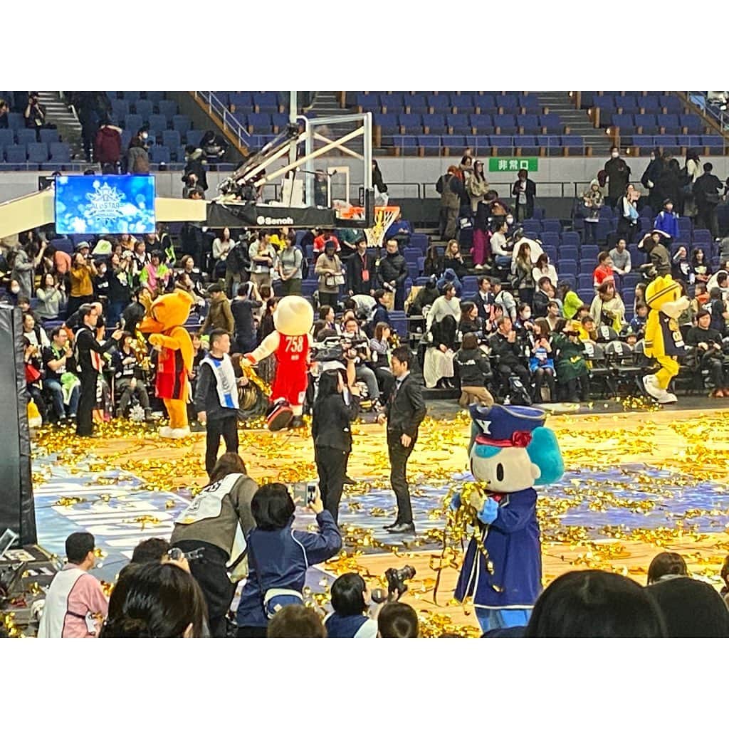 林唯衣さんのインスタグラム写真 - (林唯衣Instagram)「待ちに待った北海道でのBリーグオールスターゲーム！！！！楽しかったー、終わってしまってもうなんか寂しいー！いつもはなかなか見られない選手たちの楽しそうな笑顔やわちゃわちゃした姿、各チームのマスコットが勢揃いしたおかげで可愛いが大渋滞したり、普段とは違う各チームのSNSの更新だったり楽しいだらけであっという間すぎたーーーたくさんの再会もあって大充実、お祭りって良いね。来年は沖縄開催！大好きな安室ちゃんの故郷。泡盛がぶのみする準備を今日からはじめましょうかねっ。イヒヒ☺️🏀🌴　#Bリーグオールスター」1月19日 17時13分 - yui__hayashi
