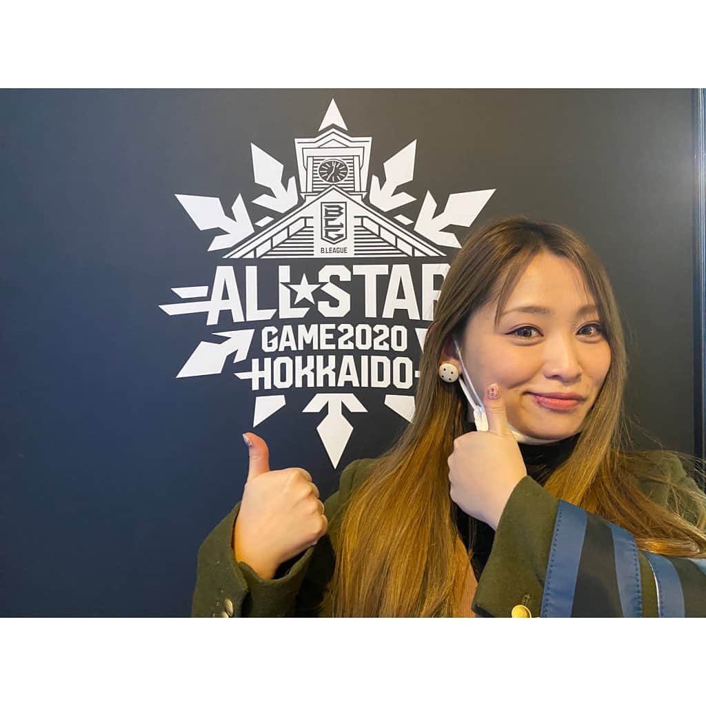 林唯衣さんのインスタグラム写真 - (林唯衣Instagram)「待ちに待った北海道でのBリーグオールスターゲーム！！！！楽しかったー、終わってしまってもうなんか寂しいー！いつもはなかなか見られない選手たちの楽しそうな笑顔やわちゃわちゃした姿、各チームのマスコットが勢揃いしたおかげで可愛いが大渋滞したり、普段とは違う各チームのSNSの更新だったり楽しいだらけであっという間すぎたーーーたくさんの再会もあって大充実、お祭りって良いね。来年は沖縄開催！大好きな安室ちゃんの故郷。泡盛がぶのみする準備を今日からはじめましょうかねっ。イヒヒ☺️🏀🌴　#Bリーグオールスター」1月19日 17時13分 - yui__hayashi