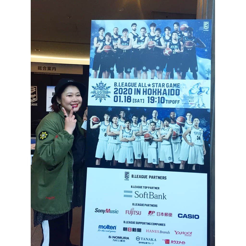 のインスタグラム：「待ちに待った北海道でのBリーグオールスターゲーム！！！！楽しかったー、終わってしまってもうなんか寂しいー！いつもはなかなか見られない選手たちの楽しそうな笑顔やわちゃわちゃした姿、各チームのマスコットが勢揃いしたおかげで可愛いが大渋滞したり、普段とは違う各チームのSNSの更新だったり楽しいだらけであっという間すぎたーーーたくさんの再会もあって大充実、お祭りって良いね。来年は沖縄開催！大好きな安室ちゃんの故郷。泡盛がぶのみする準備を今日からはじめましょうかねっ。イヒヒ☺️🏀🌴　#Bリーグオールスター」
