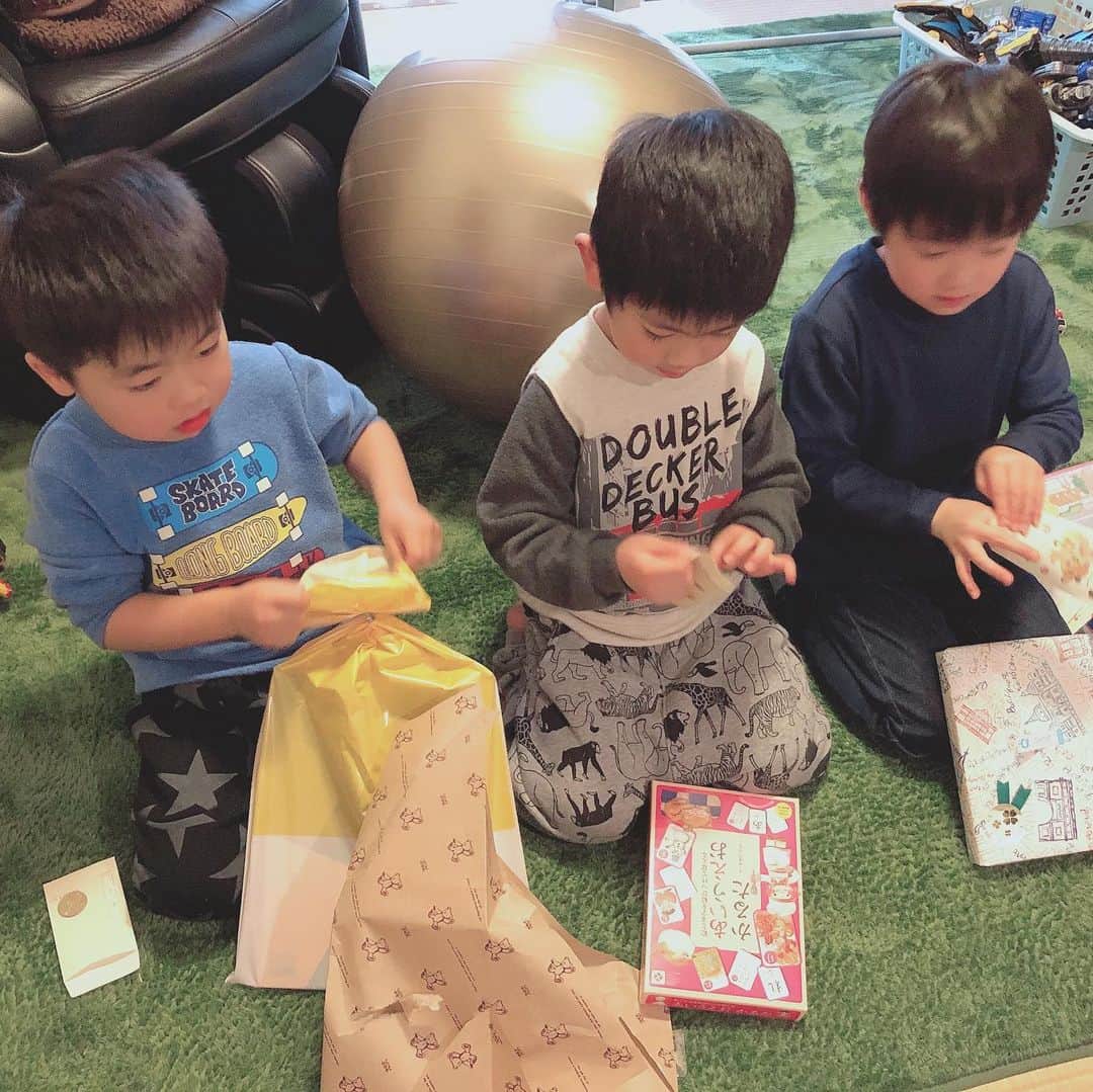 髙橋明日香のインスタグラム：「かわいい甥っ子ちゃんたち♡  #高橋家 #お正月リベンジ #甥っ子 #お寿司に大喜び #お年玉にも夢中」