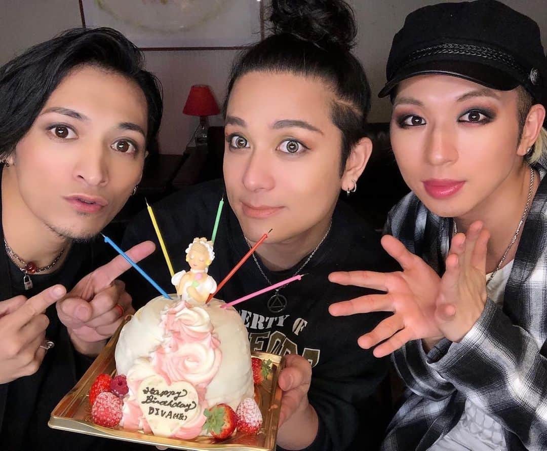 HIDEKiSMのインスタグラム：「2020年1月17日 お誕生日を迎えました🎂 たくさんのメッセージ、コメント、本当にありがとう😭❤️ ひとつずつ噛みしめながら読ませていただきました😭 お祝いしてもらえるのって嬉しいね、幸せだね。 お祝いしてもらえるのも嬉しいけど、喜んでる私を見て、喜んでくれる笑顔が何よりも最高のプレゼントでした🎁  あ、ナノケアはもっと最高。 ぷぷぷ。  エンガブにお祝いしてもらえた動画がYouTubeに上がってるから観てね💋 メンバー2人も本当にありがとう😭 今日の夜にでも、感謝の気持ちをブログに認めようかしらと思ってます😊 よかったら見てね！ さっ、立ち止まってる暇はないわ。 今年もバチッと動きまくるぞ。  さっ、自分磨きにプールでひと泳ぎしてくるわね💋  #enviigabriella #souljuice #hidekism #kamus #gay #lgbt #オネエ #エンガブ #tokyo #japan #planchime #ENGAB  #nanocare #ナノケア　#BIRTHDAY #cake #誕生日」