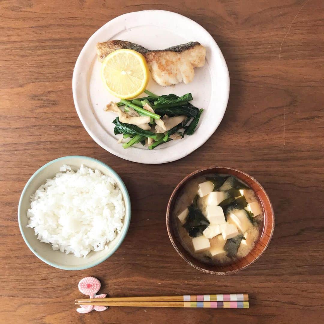 櫛引彩香のインスタグラム：「今日のノンフィクションは、えっ🤯？ってなったけど、そんなことよりいろいろ準備頑張るぞ。小松菜は75円くらいだった。年の数だけ混ぜた納豆もごはんにのせた🍚ねばりがあって美味しいね、おつかれさま、おまえも頑張れよ。 #ビキコのごはん  #おうちごはん」