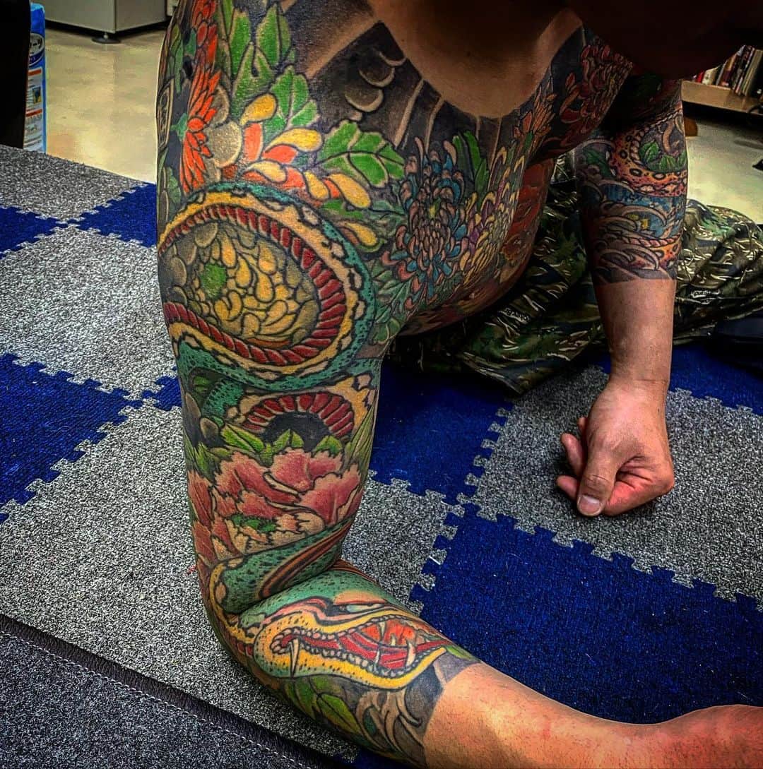 中野義仁さんのインスタグラム写真 - (中野義仁Instagram)「snakes. pionys. chrysanthemums.  #H2ocean #H2oceanproteam #officialh2ocean #instagram #painting #traditional ＃exhibition #scroll #freehand  #japan #art #artist #artistmafia #friend #tattoos #tattooing #tattoo #tattoomag  #inK #inkdmag #tattoomagazine #tattoos_of_instagram #memarky  #tattoolifemagazine #tattooenelgy #tattooinstagram #tattoomania #artistmafia #tattoocultur #tattoocomunity #tattooculturmagazine #tattooare  @jessyentattoo @dennis_camsupply @yokohama_tattoo_museum @souryou @kiwamijewelry @horiyoshi3shop @taiwantattooconvention」1月19日 17時14分 - horiyoshi_3