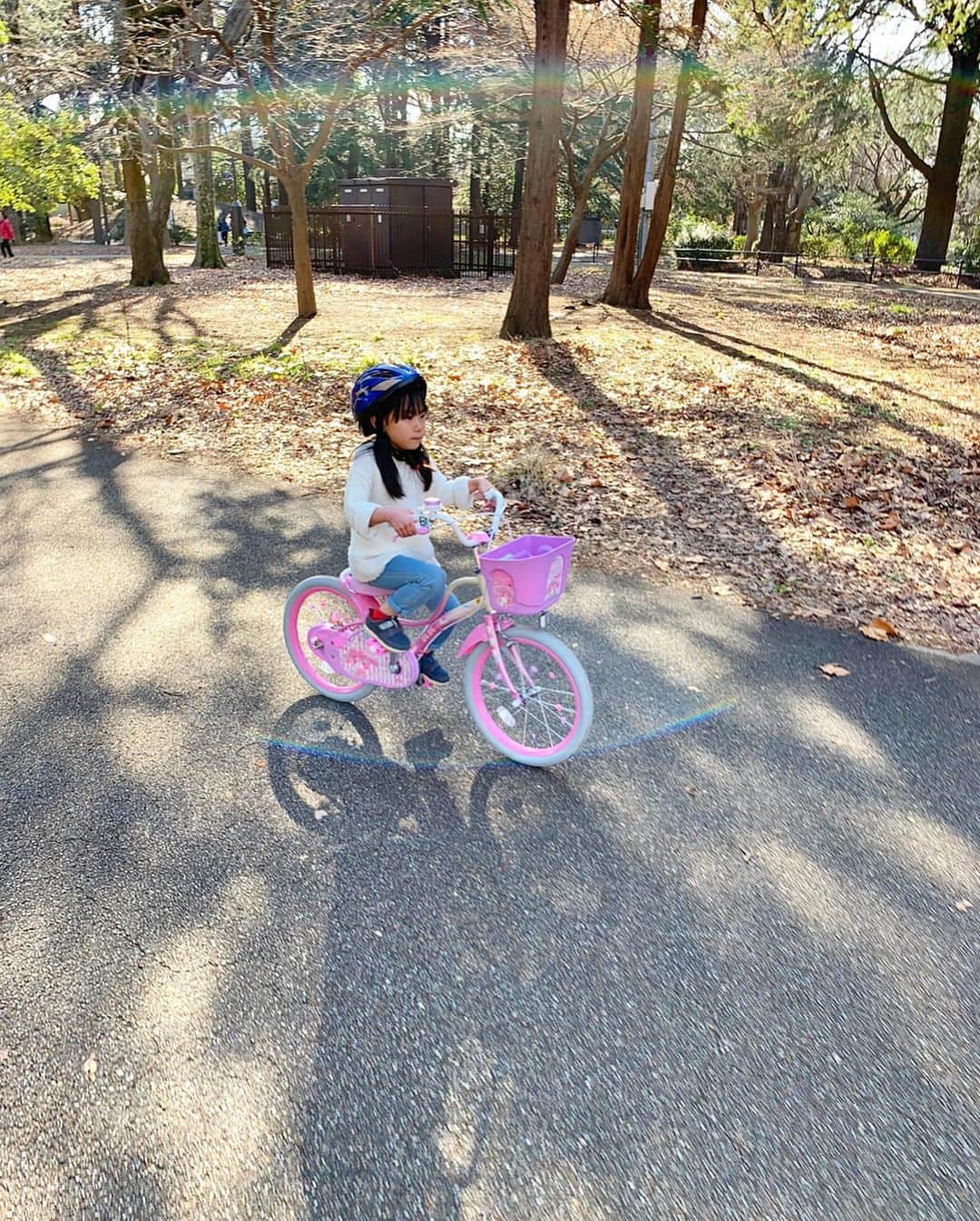 みきママさんのインスタグラム写真 - (みきママInstagram)「【旦那から写メールが来ました！】﻿ ﻿ ﻿ ﻿ ﻿ ﻿ ﻿ ﻿ ﻿ 旦那「杏ちゃんが自転車に乗れるようになった！」ってさ。﻿ ﻿ ﻿ ﻿ ﻿ ﻿ ﻿ ﻿ ﻿ まじで？動画もありました。﻿ ﻿ ﻿ ﻿ ﻿ ﻿ ﻿ ﻿ ﻿ ﻿ 杏ちゃん、おめでとう㊗️㊗️㊗️﻿ ﻿ ﻿ ﻿ ﻿ ﻿ ﻿ ﻿ 旦那、ナイスー、ゴイスー！！﻿ ﻿ ﻿ ﻿ ﻿ #みきママ #5歳 #娘 #自転車 #初乗り」1月19日 17時17分 - mikimama_official