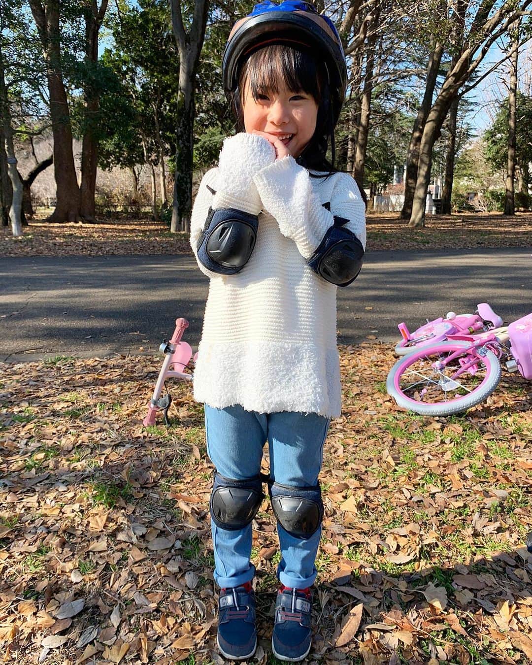 みきママさんのインスタグラム写真 - (みきママInstagram)「【旦那から写メールが来ました！】﻿ ﻿ ﻿ ﻿ ﻿ ﻿ ﻿ ﻿ ﻿ 旦那「杏ちゃんが自転車に乗れるようになった！」ってさ。﻿ ﻿ ﻿ ﻿ ﻿ ﻿ ﻿ ﻿ ﻿ まじで？動画もありました。﻿ ﻿ ﻿ ﻿ ﻿ ﻿ ﻿ ﻿ ﻿ ﻿ 杏ちゃん、おめでとう㊗️㊗️㊗️﻿ ﻿ ﻿ ﻿ ﻿ ﻿ ﻿ ﻿ 旦那、ナイスー、ゴイスー！！﻿ ﻿ ﻿ ﻿ ﻿ #みきママ #5歳 #娘 #自転車 #初乗り」1月19日 17時17分 - mikimama_official