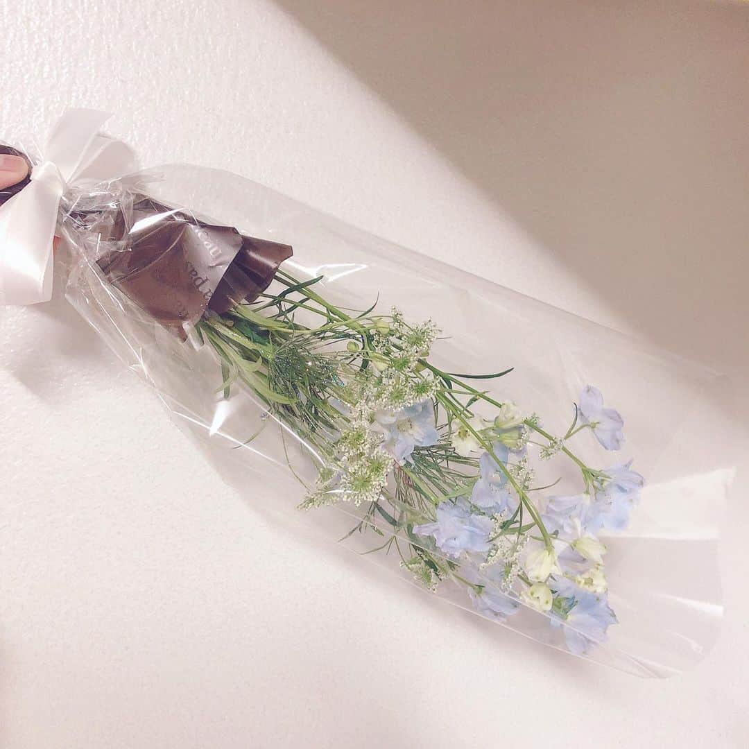 高橋花林さんのインスタグラム写真 - (高橋花林Instagram)「ミリアムカラーのお花もらった！ キラキラがついてる。」1月19日 17時30分 - karingaoqiao