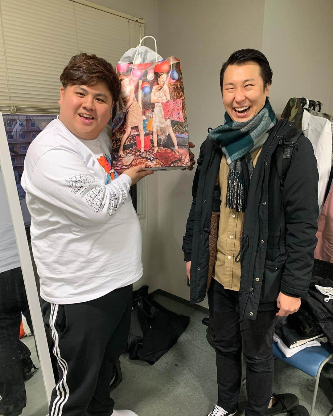 池田真一のインスタグラム：「西山が誕生日プレゼントと結婚祝いくれた！ありがとう😊  ギルティーーーーー！！！！」