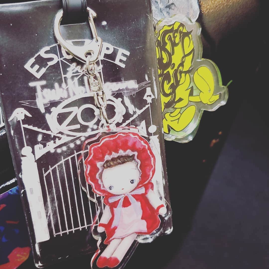 涼平さんのインスタグラム写真 - (涼平Instagram)「色々くっついてきた☺ キャリーケース。 賑やかでとても良いです😀  #trolleybag #keyring」1月19日 17時25分 - mm_peko