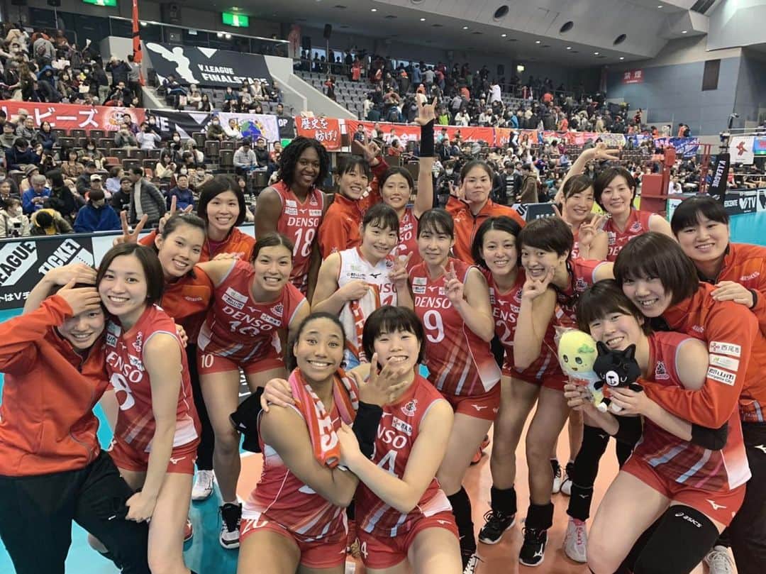 野村明日香のインスタグラム：「﻿ 船橋大会もたくさんの応援﻿ ありがとうございました！！﻿ ﻿ あと2戦もデンソーらしく全員で頑張ります😤🔥﻿ ﻿ ファイナルもたっくさんの﻿ 熱い声援よろしくお願いします🐝🚩﻿ ﻿ #Vリーグはバレーだよ﻿ #デンソーエアリービーズ﻿ #densoairybees」