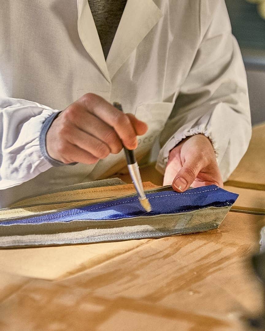 コチネレさんのインスタグラム写真 - (コチネレInstagram)「The craftsmen in our laboratory near Parma, in Northern Italy, work the leather with skill to give you the unfathomable quality and design of Coccinelle.  Enjoy Coccinelle Encyclopédie to discover the secrets behind our Italian craftsmanship.  #Coccinelle #CoccinelleBags #CoccinelleEncyclopédie #Crafstmanship #Design #ItalianCraftsmanship #Parma #Workroom #Heritage」1月19日 17時29分 - coccinelleofficial