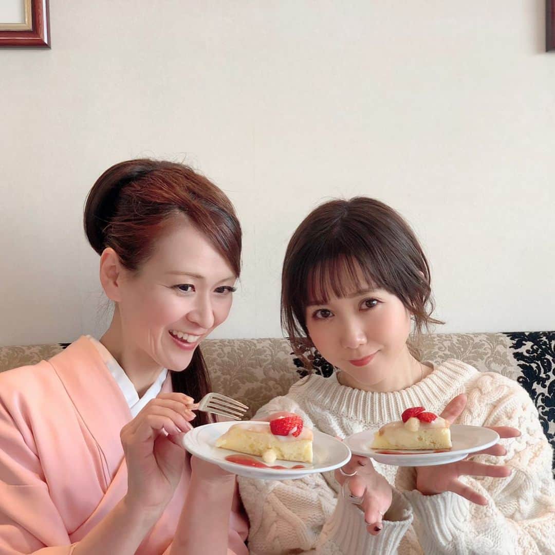 里井真由美さんのインスタグラム写真 - (里井真由美Instagram)「🍓🥞🍓 あまおうソースのマカダミアパンケーキ♡ ・ ・ ビュッフェなので丸いパンケーキからカットして頂きました〜🍓🥞もちもち生地と、いちごと練乳の濃厚マリアージュソースもおいしい♡ 🔻 🔻 ホテルニューオータニ東京 40階「タワービュッフェ」で、 @tanakaofficial モデルの田中里奈ちゃんプロデュースメニューです♡ @hotelnewotanitokyo ・ ・ ビュッフェだから、他のあまおうメニューも食べ放題♡ ・ ・ 3/31までは 全館で、あまおうスイーツフェア開催してます♡ 食べあるキングのコラボスイーツ召し上がってみてね ・ ・ 🍓館内のあまおうスイーツマップもあるよ🍓 ・ ・ ニューオータニであまおうスイーツ召し上がったら、ハッシュタグ #あまオータニ と場所@hotelnewotanitokyo  付けて投稿すると、プレゼント当たるチャンスあります❗️💪😆 ぜひに♡ ・ ・ 40階 見晴らしええわぁ♡ ビュッフェランチ、おすすめです🍓 ・ ・ #あまオータニ#ニューオータニ東京 #ニューオータニ#あまおう#いちご#田中里奈#里井真由美#食べあるキング #さといいね#栗スイーツ#デパ地下#ホテルスイーツ#デパ地下スイーツ#ホテル#ありが糖運動#まゆログ#フードジャーナリスト里井真由美#いちご🍓 #苺#タワービュッフェ」1月19日 17時40分 - mayumi.satoi