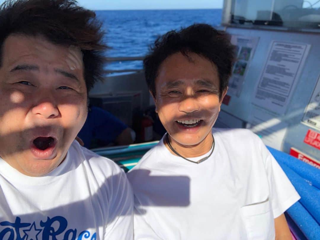 浜田雅功の旅日記さんのインスタグラム写真 - (浜田雅功の旅日記Instagram)「2ショット #皆さんええ顔 #ハワイがそうさせる #加工なし #浜ちゃん後輩と行くハワイ島で休日  #大阪チャンネル #浜田雅功 #プラスマイナス岩橋 #どりあんず平井 #サカイストマサヨシ #天竺鼠瀬下 #ホエールウォッチング #ハワイ島 #元来地球や人生は豊かだ 投稿者プラスマイナス岩橋」1月19日 17時37分 - hamachankyuzitsu