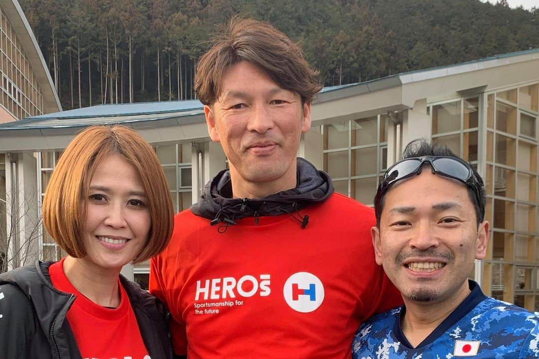 巻誠一郎さんのインスタグラム写真 - (巻誠一郎Instagram)「@heros_nippon_foundation  アスリートの皆さんと粟野中学校でスポーツを通した支援へ！  #日本財団heros  今回僕がプロジェクトリーダーとなり、様々な種目のトップアスリートの皆さんと共に鹿沼市のスポーツ交流へ参加。  本当に子供たちも含めて、本気で楽しんでもらえ沢山のえがおが産まれてました！  粟野中学校は、清洲第一小学校が未だ使えないので子供たちが教室を間借りしてる中学校です。  まだ自分たちの小学校へいつ帰れるかわからない状況だそうです。  そんな中でも子供たちは元気いっぱい、最高のえがおでした！  沢山の本物に触れて、イキイキしてました♪  子供たちが笑えば大人たちが笑い、そのえがおの輪をたくさん広げる事が復興へのエネルギーとなると信じてます。  自分たちに出来る事を、出来るだけやり続けていきたいと改めて思う今日この頃です。  #復興支援活動 #スポーツ交流 #鹿沼市 #被災地支援 #本物を感じる #えがおの輪 #日本財団heros #ユアアクション #本気でチャレンジ #沢山のアスリート　#被災地支援のリーダーw #キャラじゃないけど #石窯ピザ美味しかった #豚汁美味しかった #サッカー教室 #サッカースクール #巻誠一郎」1月19日 17時48分 - makiseiichiro9