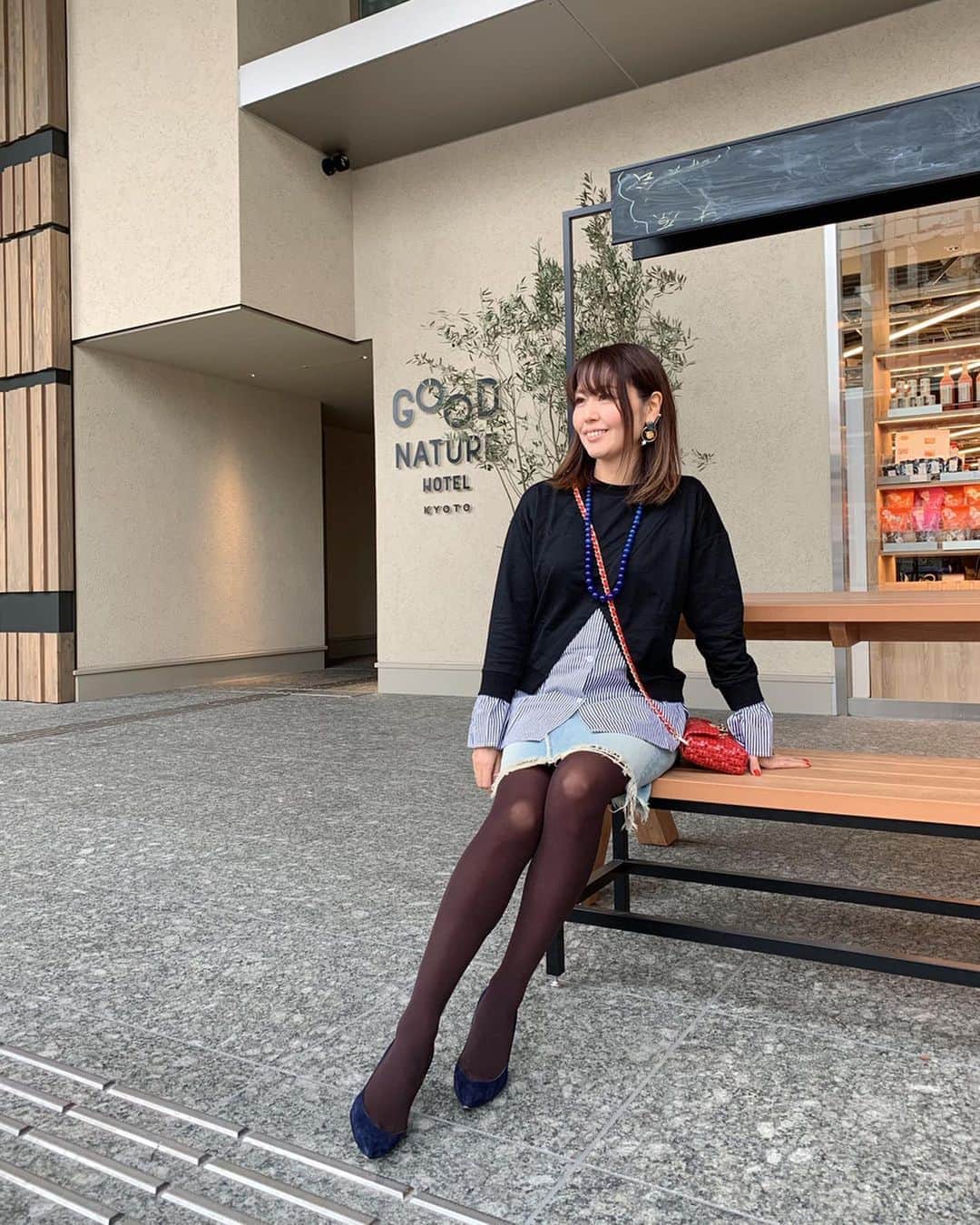 のインスタグラム：「こんばんは♡ おつかれさま♡ ・ 昨日の全身はこんな感じでした〜❣️トップスはこちら～  @meui.official ・ スカートに合わせたけどパンツに合わせても可愛いかも✨ ・ 最近持ってるバックは友達のハンドメイドなんです！めっちゃ器用～これ編んであるの❤️ @mandmakirin ・ tops @meui.official  denim #madisonblue  pierce @amitiecredirdesign  shoes @manoloblahnikhq ・ ・ #ファッション#コーデ#ハンドメイド#バック#京都#京都カフェ#fashion#code#casual#カジュアルファッション#大人カジュアル#大人可愛い#大人可愛いコーデ #そうだ京都行こう#kyotojapan #Kyoto#instafashion#fashionista #luxury#happy#Kyotocafe#cafe」