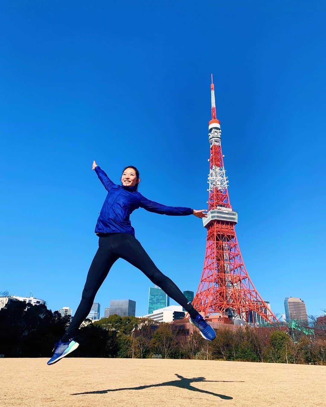 のインスタグラム：「We never have same sky means every day is a new day. I am collector of beautiful moment✨ 雲ひとつない晴天のお空に飛び込みたい‼️ 透き通った真っ青な空はシアワセな空間。走って、通りかかった増上寺でお詣りして、徳川家のお墓を拝観して、フラットホワイト飲んで今日も幸せです。 徳川家のお墓が拝観できるのはお正月、5月、9月の年に3回だけだそう。家康さんは日光のお寺で眠っていらっしゃるので不在ですが、秀忠とお江の方さまがいらっしゃいました。2人で一つのお墓なのは仲良しだったから！ではなく（笑）元々の秀忠さんのお墓は第二次世界大戦で焼けてしまった為、奥さんのお墓に居候させてもらってるらしいです🤔🔥 - 六代目家宣さんのお墓は銅で作られて華やか。 八代目吉宗(暴れん坊将軍)以降は、幕府の衰退と吉宗の意向で無駄を省き堅実的で節約したお墓になったのだそう。素晴らしい👏 因みに私は徳川家では家康と吉宗が好きです🤲♥️その徳川吉宗は五代目将軍綱吉が好きだったのでお墓は綱吉の近くにという遺言により上野にいらっしゃいます。 - 六名のお墓を観ることが出来て、ボランティアガイドさんのお話が聞けて、お土産に葵の紋章とお墓のお写真が印刷られた絵葉書8枚セットが頂けて、拝観料はたったの500円‼️ 実りの多い朝ランでした✨ - #run #running #explorejapan」
