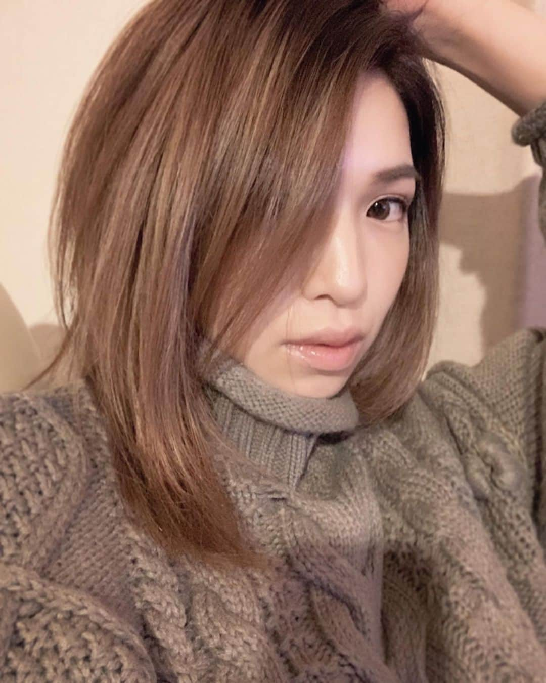 来夏さんのインスタグラム写真 - (来夏Instagram)「#💇‍♀️ 産後、2ヶ月ぶりの美容室へ✨ プリンでバサバサだったけど 黄ばみを抑えてトリートメントしてもらって潤いました😭✨ 意外と髪伸びていたことにも気づかなかったよ😀😂 気持ちもリフレッシュできたよー🌈 @soga_rollen_gm ありがとう🌼蘇りました🥺✨ #rollenwiz #harajuku #hairsalon」1月19日 17時54分 - rairairaika