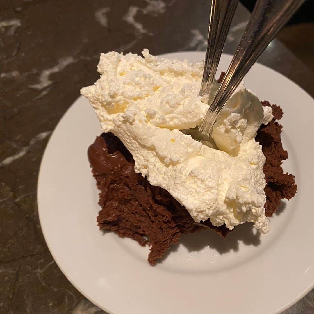 高橋愛さんのインスタグラム写真 - (高橋愛Instagram)「ㅤㅤㅤㅤㅤㅤㅤㅤㅤㅤㅤㅤㅤ ㅤㅤㅤㅤㅤㅤㅤㅤㅤㅤㅤㅤㅤ Recommended chocolate cake for my sister 🍫  ㅤㅤㅤㅤㅤㅤㅤㅤㅤㅤㅤㅤㅤ 妹とおすすめの デザートを 食べに来ました ㅤㅤㅤㅤㅤㅤㅤㅤㅤㅤㅤㅤㅤ ふたりで ぺろり。 ㅤㅤㅤㅤㅤㅤㅤㅤㅤㅤㅤㅤㅤ ㅤㅤㅤㅤㅤㅤㅤㅤㅤㅤㅤㅤㅤ #わたしのいもーと #buvettetokyo」1月19日 18時05分 - i_am_takahashi
