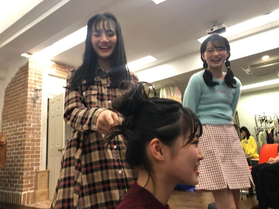 ニコ☆プチのインスタグラム：「🤣🤣🤣 ちゃまのおだんごの出来を見て 笑い転げるあいふぉんず✌︎📱 くわしくはニコ☆プチYouTubeにて🤭笑 . . #どこが変なん？ #って言ってるちゃまさん🤨 #関谷瑠紀  #高比良由菜  #丸山真亜弥」