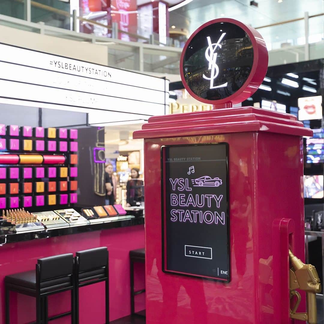 Yves Saint Laurent Beautyさんのインスタグラム写真 - (Yves Saint Laurent BeautyInstagram)「The YSL Beauty Station is on tour.  Did you catch it’s limited time appearance in Singapore at the Changi Airport Still serving the same edgy fuel, but with a fresh new attitude.  #yslbeauty #yslbeautystation #makeityours #changiairport」1月19日 18時00分 - yslbeauty