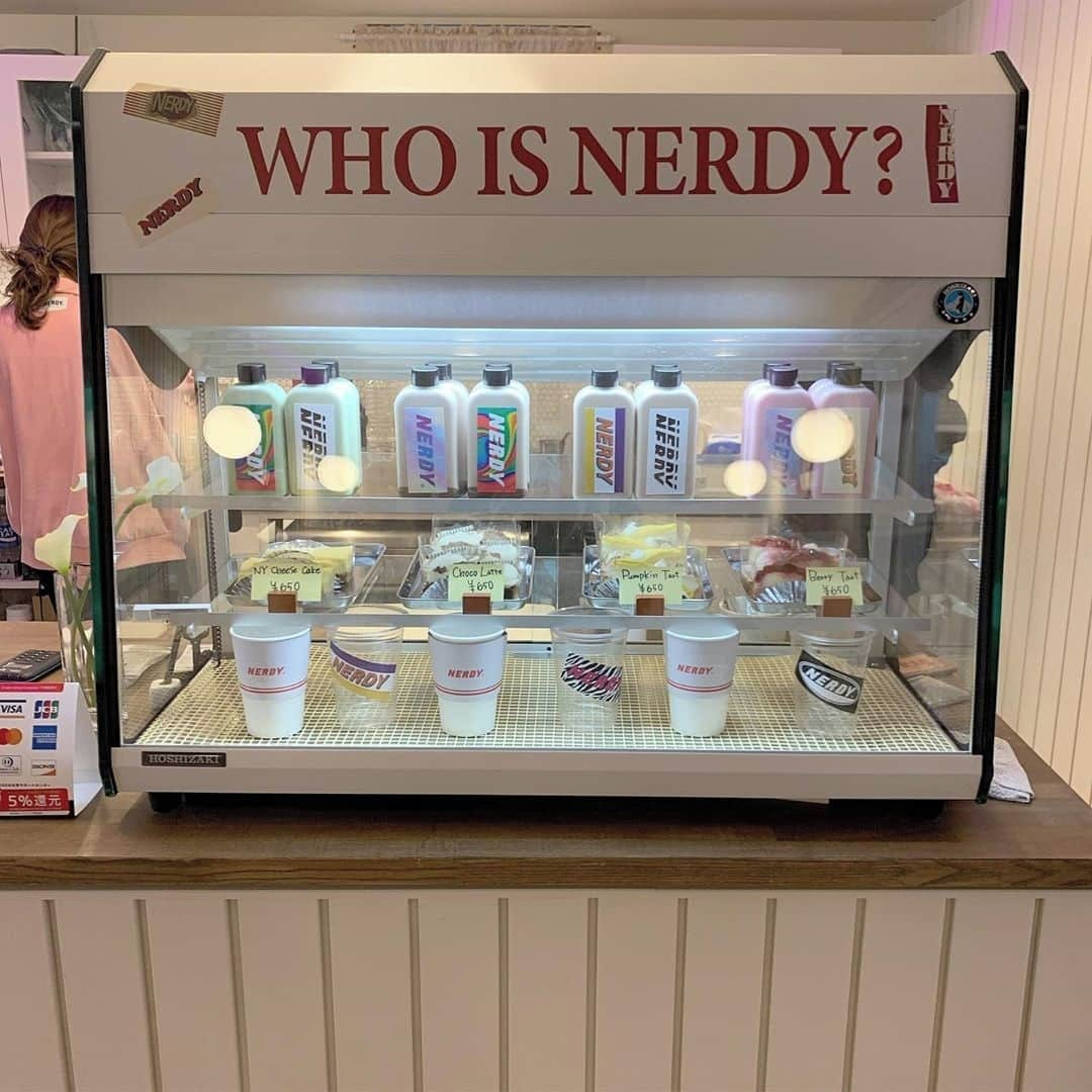 MERYさんのインスタグラム写真 - (MERYInstagram)「. 韓国で大人気のアパレルブランド『NERDY（ノルディ） @nerdyofficial 』が遂に日本に上陸♡ 原宿のキャットストリートにアパレルとカフェを併設したショップがオープンしているのです！ スポーツミックスコーデにももってこいですよ。店内も映えスポットだらけで、シャッターが止まらな♪ 韓国好きはマストで行きたいですね♡ . 【NERDY 原宿店】 住所 ：東京渋谷区神宮前3丁目20番6 営業時間：月•木・日 AM 11:00 - PM 7:00 　金•土 　AM 11:00 - PM 8:00 定休日　：火曜日 電話番号：03-6384-5893 . MERYでは他にも「かわいい」に近づくさまざまな情報を発信しています。 @mery.beauty コスメ・美容に特化した情報をお届け♡ @mery_spot 話題のカフェやお出かけスポットをご紹介！ こちらもぜひチェックしてみてください！ . . photo by @ayakaxxk @____laru . #MERY #regram #instagram #cafe #nerdy #nerdyjapan #nerdyharajuku #먹스타그램 #카페스타그램 #카페 #냠냠  #널디 #ノルディ #原宿カフェ #スポーツミックスコーデ #スポーツプランド #韓国ファッション #韓国カフェ #ノルディカフェ #ボトルドリンク #裏原宿 #キャットストリート #おしゃれカフェ #カフェ活 #カフェ #カフェ巡り #カフェ好きな人と繋がりたい #お洒落さんと繋がりたい #MERY女子 #メリー」1月19日 18時02分 - mery.jp