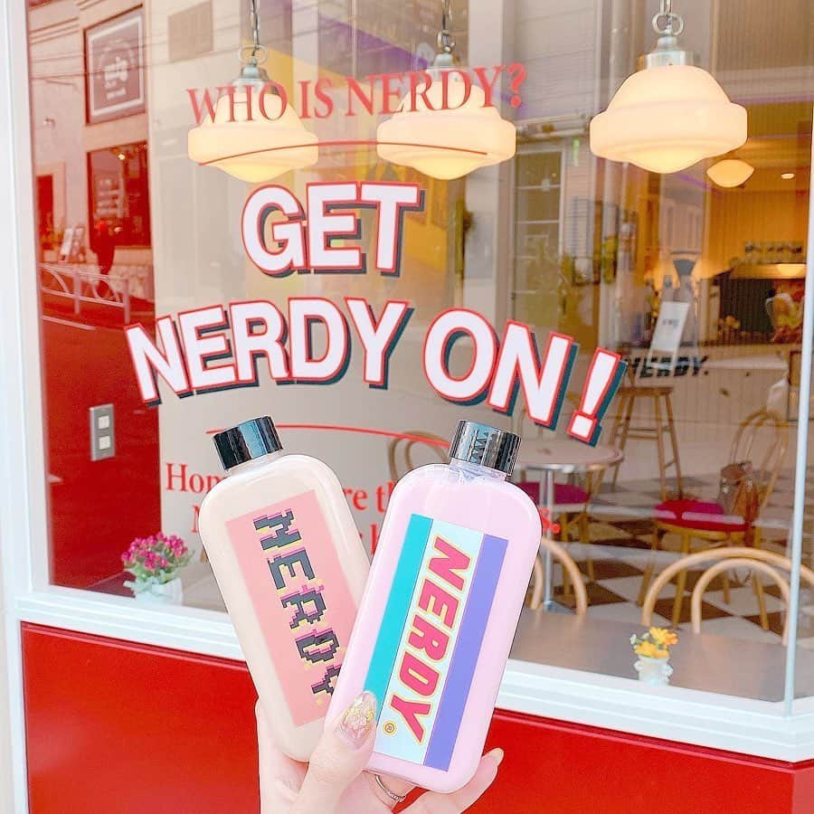 MERYさんのインスタグラム写真 - (MERYInstagram)「. 韓国で大人気のアパレルブランド『NERDY（ノルディ） @nerdyofficial 』が遂に日本に上陸♡ 原宿のキャットストリートにアパレルとカフェを併設したショップがオープンしているのです！ スポーツミックスコーデにももってこいですよ。店内も映えスポットだらけで、シャッターが止まらな♪ 韓国好きはマストで行きたいですね♡ . 【NERDY 原宿店】 住所 ：東京渋谷区神宮前3丁目20番6 営業時間：月•木・日 AM 11:00 - PM 7:00 　金•土 　AM 11:00 - PM 8:00 定休日　：火曜日 電話番号：03-6384-5893 . MERYでは他にも「かわいい」に近づくさまざまな情報を発信しています。 @mery.beauty コスメ・美容に特化した情報をお届け♡ @mery_spot 話題のカフェやお出かけスポットをご紹介！ こちらもぜひチェックしてみてください！ . . photo by @ayakaxxk @____laru . #MERY #regram #instagram #cafe #nerdy #nerdyjapan #nerdyharajuku #먹스타그램 #카페스타그램 #카페 #냠냠  #널디 #ノルディ #原宿カフェ #スポーツミックスコーデ #スポーツプランド #韓国ファッション #韓国カフェ #ノルディカフェ #ボトルドリンク #裏原宿 #キャットストリート #おしゃれカフェ #カフェ活 #カフェ #カフェ巡り #カフェ好きな人と繋がりたい #お洒落さんと繋がりたい #MERY女子 #メリー」1月19日 18時02分 - mery.jp