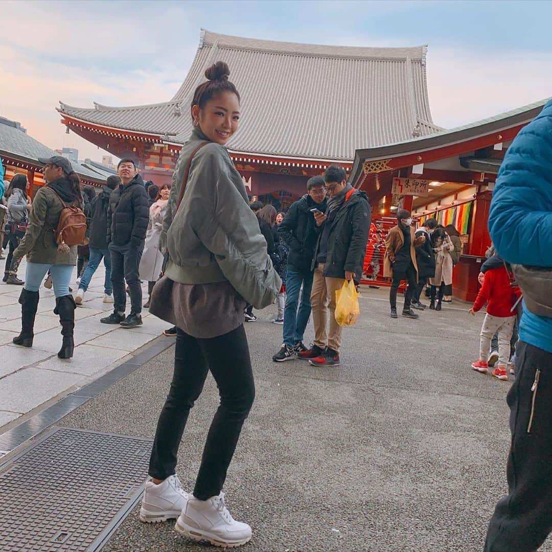 Linaのインスタグラム：「年明けから来たかった浅草寺⛩. 屋台の為に来たけど一軒もいなかったーーー🍎🐙⚡️. . 次は三社祭の時に来たいな🎌. . #浅草寺 #浅草 #いつでも人凄い #屋台求めて #煙いっぱい浴びてきた」