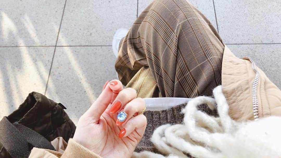 nanaさんのインスタグラム写真 - (nanaInstagram)「ㅤ  ㅤ nail 𓂣*ﾟ ㅤ ㅤ ㅤ ㅤ ㅤ terracottaよりの🍊 に blue💎 ㅤ ㅤ そろそろまた、ネイルチェンジに行かないと😇 ㅤ ㅤ  ㅤㅤ ㅤ  ㅤ ㅤ #今月のnananail #nananail  #newnail #nail #ネイル #orange #オレンジ #テラコッタネイル #terracotta  #冬ネイル #ストーンネイル #大人ネイル #シンプルネイル  #beaustagrammer #lin_stagrammer #locari #mery #ネイルデザイン #ネイルアート #nailart #naildesign #instanails #instanail #네일스타그램 #vietnam  #genic_mag  #カメラ女子 #ファインダー越しの私の世界」1月19日 18時15分 - nanapanda517