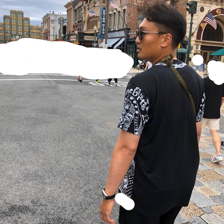 高橋遥人のインスタグラム：「秋山さんがユニバーサルスタジオジャパンに連れて行ってくれました！ もう半年くらい前の事です。 乗り物も沢山乗れて秋山さんが ずっと案内してくれました^ - ^ でも、乗り物は苦手みたいでした。 いつも優しい秋山さん 本当にありがとうございました！  #usj#秋山拓巳#服がいつもかっこいい」