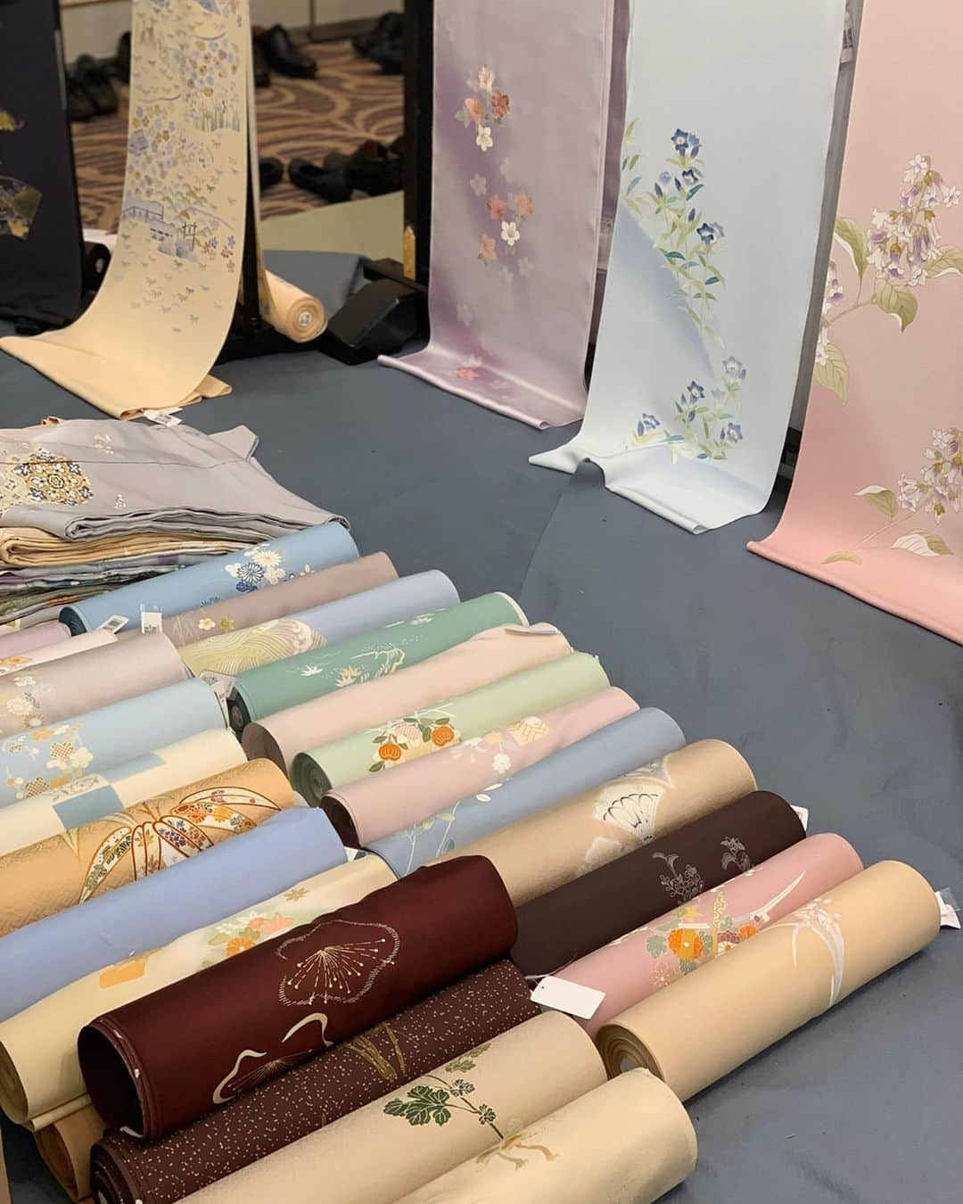 沢瀉美緒さんのインスタグラム写真 - (沢瀉美緒Instagram)「※ Exhibition @kimono_sohya 💛 . This brand was established in 1555✨ They have long history and keep making elegant designs✨ . One of my favorite kimono maison in Japan 🇯🇵 . 京友禅の老舗、千總の展示会に お邪魔してきました✨ . 百貨店などにもありますが こんなに沢山の反物などお仕立て前の 商品があるのも展示会ならでは💛 . お誂えはもちろんですが 自分に似合う色を探すのも 次に誂えたいお柄や色を探すのも このような機会に考えるのもありだと 思います🙆‍♀️ . 私はお茶用に色無地についてもう少し 研究しようと思ってます‼️😂 . 好きな色に染めていただけるし 地紋も沢山あるので、自分好みに 誂えられる贅沢を楽しみたいな💛 . . #kimonomio #kimono #着物 #京友禅 #和服 #和装 #chiso #千總」1月19日 18時11分 - mio_omodaka