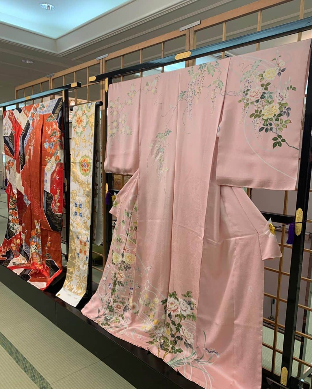 沢瀉美緒さんのインスタグラム写真 - (沢瀉美緒Instagram)「※ Exhibition @kimono_sohya 💛 . This brand was established in 1555✨ They have long history and keep making elegant designs✨ . One of my favorite kimono maison in Japan 🇯🇵 . 京友禅の老舗、千總の展示会に お邪魔してきました✨ . 百貨店などにもありますが こんなに沢山の反物などお仕立て前の 商品があるのも展示会ならでは💛 . お誂えはもちろんですが 自分に似合う色を探すのも 次に誂えたいお柄や色を探すのも このような機会に考えるのもありだと 思います🙆‍♀️ . 私はお茶用に色無地についてもう少し 研究しようと思ってます‼️😂 . 好きな色に染めていただけるし 地紋も沢山あるので、自分好みに 誂えられる贅沢を楽しみたいな💛 . . #kimonomio #kimono #着物 #京友禅 #和服 #和装 #chiso #千總」1月19日 18時11分 - mio_omodaka