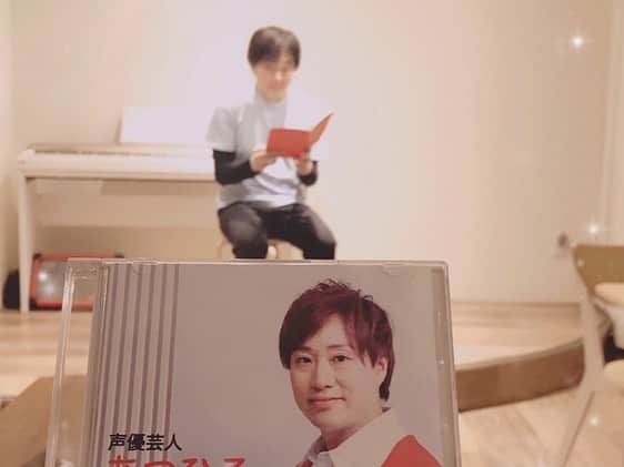 あつひろのインスタグラム：「今日は語りました📕 【声 de 語るシス】 毎月不定期ですが朗読させて頂いています。 本日は ①『ありがとうの約束』おちまさと ②『トロッコ』芥川龍之介  #あつひろ #声優芸人 #声優 #ナレーター #朗読 #cocodetea #声de語るシス #カタルシス #精神 #心 #浄化 #ストレス発散 #朗読 #ありがとうの約束 #おちまさと #トロッコ　#芥川龍之介 #イケボ」