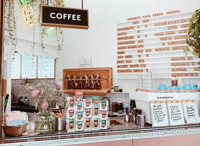 中別府葵のインスタグラム：「コーヒーが美味しい🙂 お店がどこも可愛い🙂  #australia  #バイロンベイ」