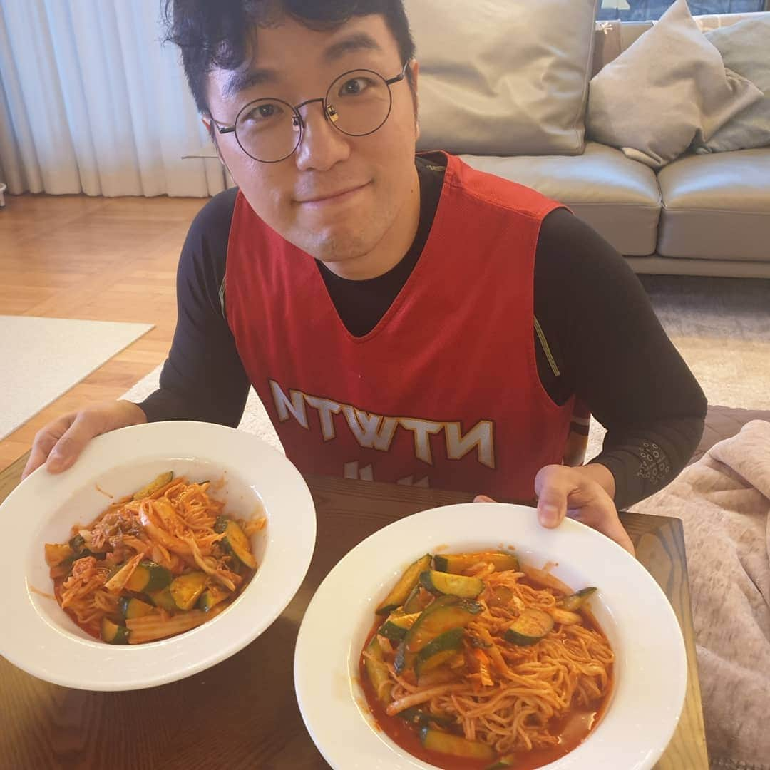 ハン・ゴウンのインスタグラム：「집에서 비빔국수 해먹기~ 이제는 국수집에서 포장해와 집에서 만들어먹는 신공을~ 기다리지 않아도 되는 혜택과 내맘대로 아쉬웠던 오이도 잔뜩넣구~^^ 구운계란과 따스한 밴댕이 육수가 조금 그리웠지만 설명서만 고대로 지키면 정말 최고인듯여~ 담에는 식구들 모아서 함께 먹어야 겠어영~♡ 포근한 저녁 되셔요~~」