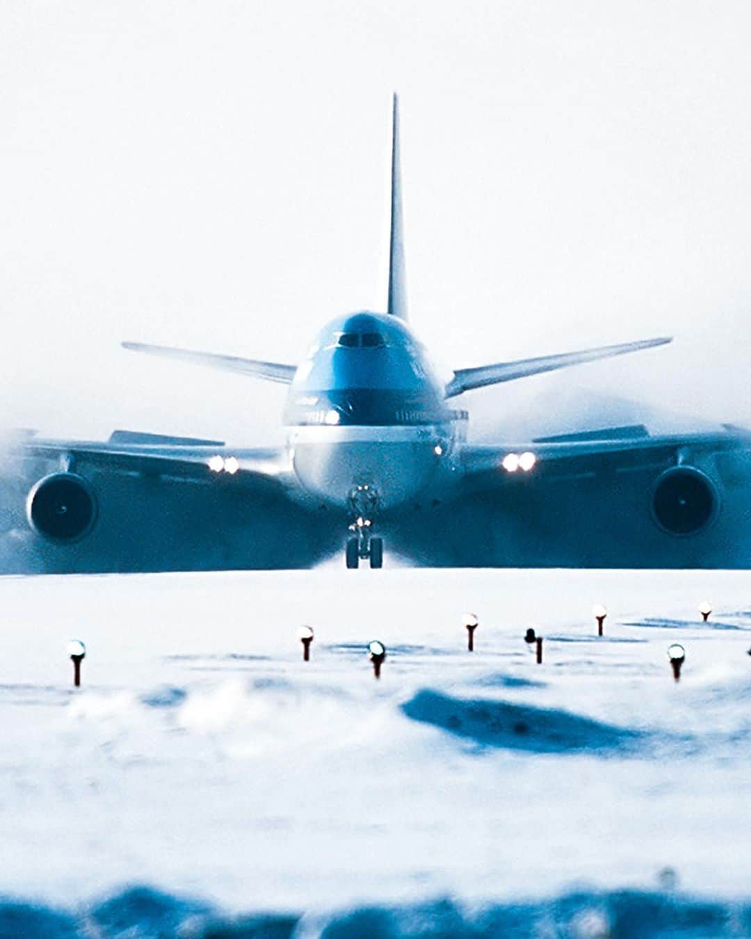 KLMオランダ航空さんのインスタグラム写真 - (KLMオランダ航空Instagram)「Blue and white, what a cool match☃️🌨 #KLM #FlyKLM #RoyalDutchAirlines #Snow 📸 Dennis Janssen, Christina Nixau, Rutger Smulders, Mark Wagtendonk, Marnix van der Prijt, Kazutaka Yagi.」1月19日 18時19分 - klm