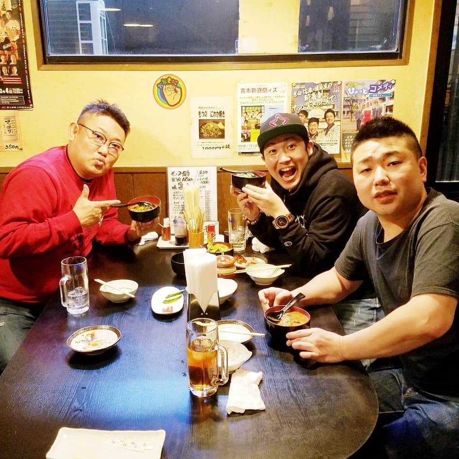 レイチェルのインスタグラム：「昨夜。  烏川さんに、たらふく御馳走になりましたよ！  とゆーか、あれ？  この３人って？  そーですよ！  ひょっとコメディーの３人ですよ！  若干ですが、まだお席もあるそうですので宜しかったら是非是非お待ちしておりますよ！  いや、  お待ちしておりマウストゥーマウスですよ！！！！！ 😆😆😆😆✌✌✌✌🎶🎶🎶🎶✨✨✨✨」