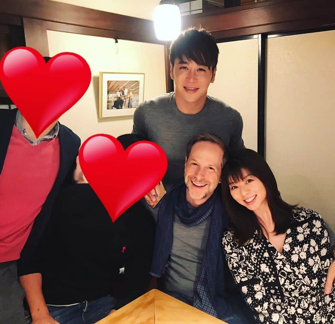 アンミカさんのインスタグラム写真 - (アンミカInstagram)「昨夜は、愛しい旦那様のお誕生日会を🎂旦那様が大好きな鉄板焼き屋さんで、大好きなお友達たちで開催😊  貴重な時間を頂きお祝いしてくれて、心から感謝❤️ 旦那様が40代最後のお誕生日を笑って過ごすことができるのは、こうして囲んでくれる友人たちがいるから🎂 "人は宝"と、つくづく感じます。。。 さて、明日は ・11:55〜13:45 フジテレビ 【バイキング】 に出演いたします。  お時間許す方は是非、ご覧下さいませ😊 。 #テディの娘のすみれちゃんとクリスタルケイちゃんに囲まれて幸せそうな旦那様❣️ #東京に出てきてすぐからのお友達Atsushiくんとえれなちゃんと私の弟も大阪から来てくれて！ #馬場典子ちゃんは螺貝を習っていて香取から飛んできてくれましたよ❤️ #歴史ある和の邸宅の中で旦那様が大好きな黒澤明監督の写真や絵を見ることもできる鉄板焼き黒澤にて。 @theodoremillertokyo @atsushi_416 @sumire808 @crystalkayofficial @elena1982312 #happybirthday #hllspd」1月19日 18時22分 - ahnmikaofficial