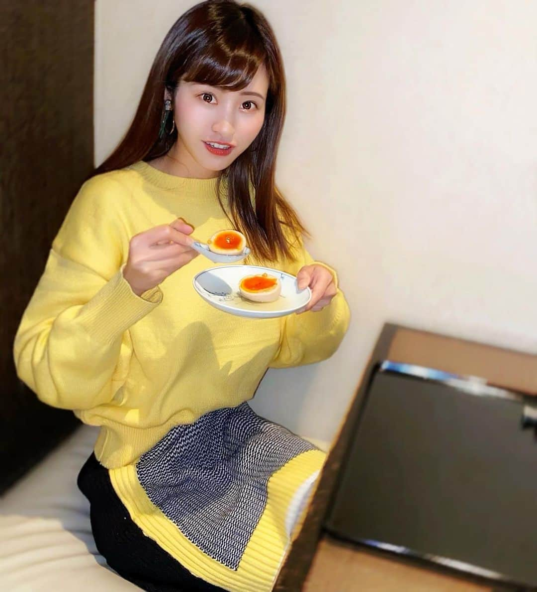 月中秋実さんのインスタグラム写真 - (月中秋実Instagram)「・ ・ 半熟たまご食べる？？😳 ・ ・ こちらのセットアップは @ruvyka_official さんのお洋服😛★ ・ ・  #たまご#タマゴ#卵#玉子#半熟たまご#美味しい#美味#東京 #麻布十番#お店#あざぶ一期#おでん#隠れ家#おでん屋#休日 #お休み#プライベート#お洋服#洋服#ファッション#おしゃれ #黄色#飯テロ#ご飯#夜ご飯#夕飯#食べる#あーん#笑」1月19日 18時32分 - tukinakaakimi