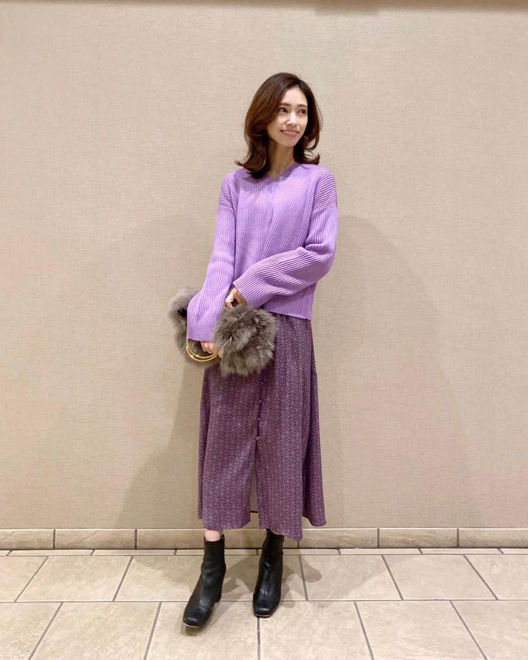 石黒美帆のインスタグラム：「*﻿ 今日はムラサキ💜﻿ ワンピにニットで暖かいです ◡̈﻿ ﻿ ﻿ knit#stunninglure﻿ dress#FRAYID﻿ bag#violadoro  boots#FRAYID﻿ ﻿ ﻿ 夜ごはん行ってきまーす😋﻿ ﻿ ﻿ #fashion#fashionstyle#fashiongram#instafashion#outfit#ootd#ファッション#大人カジュアル#スタニングルアー#フレイアイディー#ヴィオラドーロ#パープルコーデ」