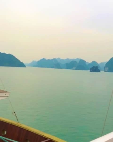 ライア・グラッシのインスタグラム：「Hoy me viene a la mente este recuerdo de Vietnam 💙. Feliz domingo 💛 . . #halongbay #vietnam #travel #memory #travel #adiction #mypassion #adventures #boat #bay #nature」