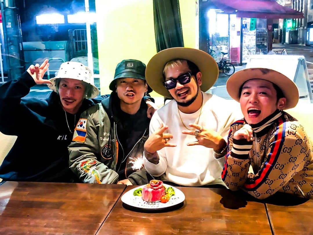 Show-heyのインスタグラム：「はっちゃけBoy’s 😬😏😎😛 たくみのバースデーとキミの紅白出場おめでとうの会！ このカメラの後ろに後3人いる！笑  最近この4人でよく集まる！笑」
