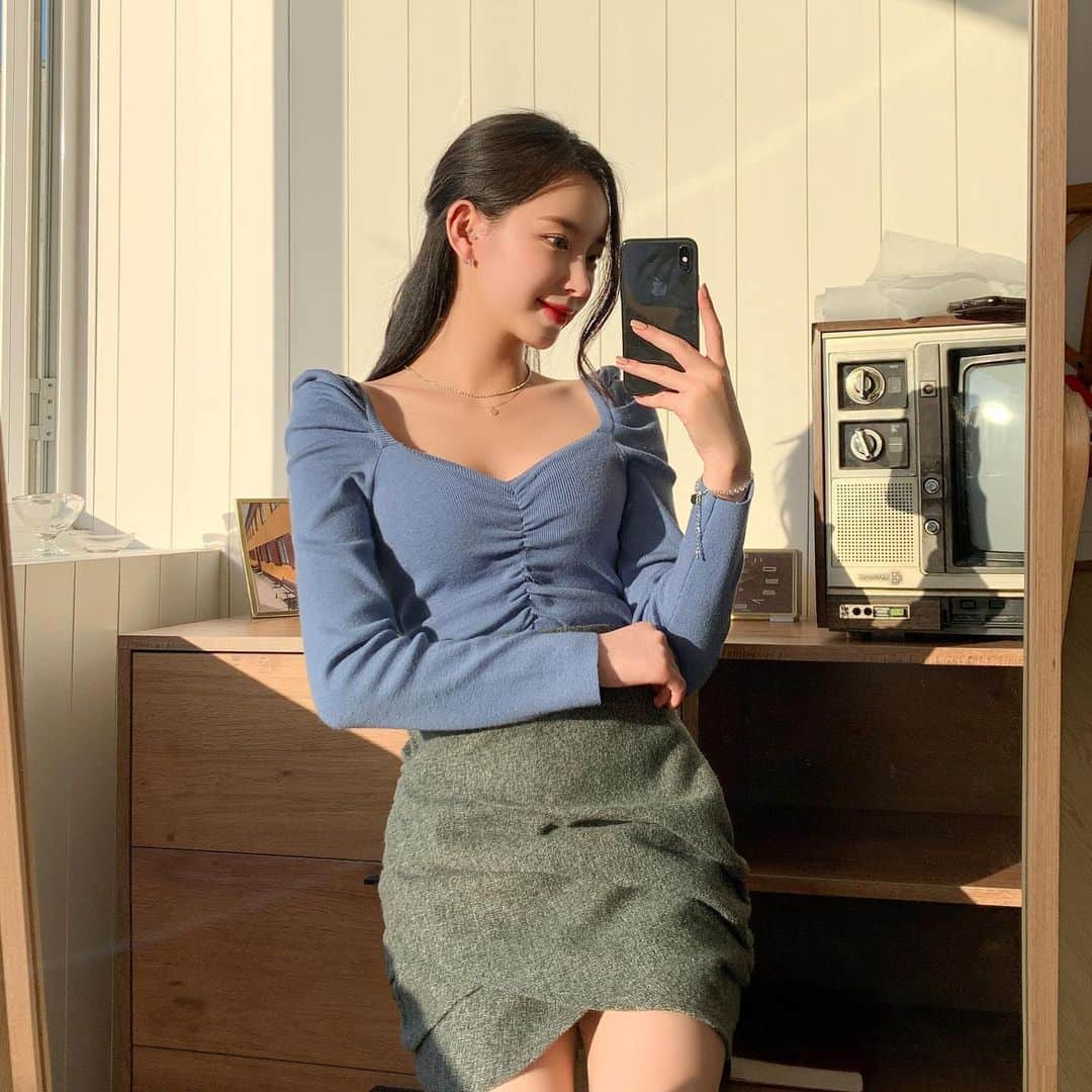 Chuuのインスタグラム：「넥라인이 예쁜니트💙💛 #chuuseoul」